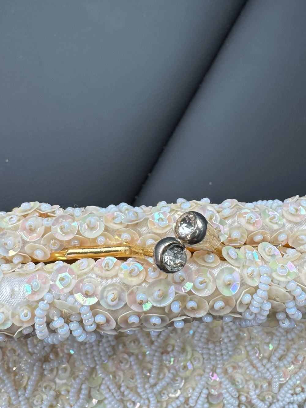 Bridal Sequin & Seed Ivory Cream Kiss Clasp Purse -Handcrafted in Hong Kong - Picture 3 of 5